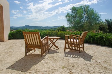 Mallorca, Balear Adaları, İspanya: Mallorca kırsal manzaralı iki sandalye