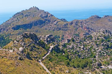Mallorca, Balear Adaları, İspanya: dolambaçlı yol Cala Tuent, Serra de Tramuntana dibinde uzak bir plaj önde gelen