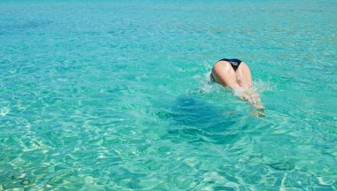 Mallorca, Balear Adaları, Spai: bir kadın, plaj Cala Torta, bir'Adanın kuzeydoğusunda uncrowded plajlar berrak suda dalış