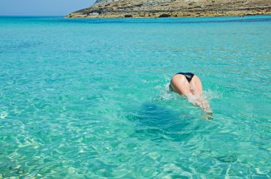 Mallorca, Balear Adaları, İspanya: bir kadın, plaj Cala Torta, bir'Adanın kuzeydoğusunda uncrowded plajlar berrak suda dalış