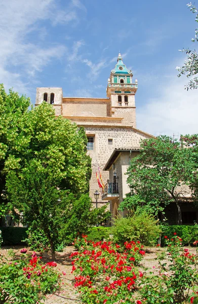 Mallorca, Baleárské ostrovy, Španělsko: zahrada a Royal kartuziánský klášter Valldemossa — Stock fotografie