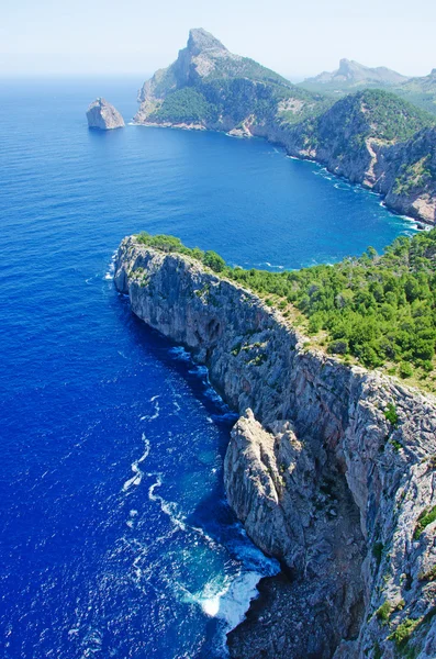 Mallorca, Balearen, Spanje: panoramisch uitzicht op Cap de Formentor, op de noordpunt van het eiland, waar de bovenkant van de Serra de Tramuntana bergketen aan de Middellandse Zee — Stockfoto