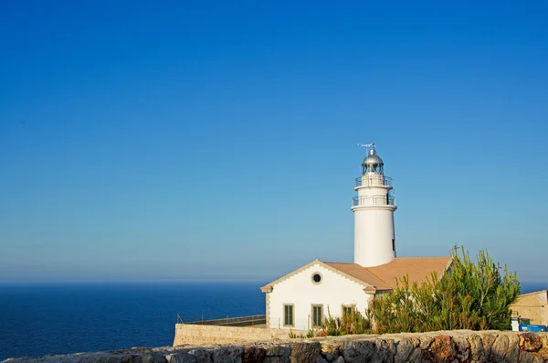 Mallorca, Balearic Islands, Spain: view of the Capdepera Lighthouse at the coast of Punta de Capdepera, the easternmost point of the island — Stock Photo, Image