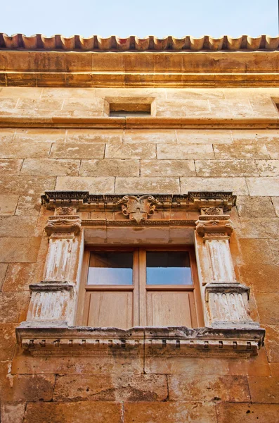 Mallorca, Balearerna, Spanien: ett inredda fönster av en gammal byggnad i den gamla staden Alcudia — Stockfoto