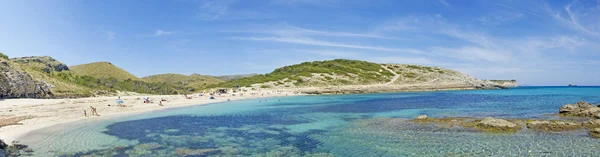 Maiorca, Isole Baleari, Spagna: vista panoramica sulla spiaggia di Cala Torta, una delle spiagge poco affollate nel nord-est dell'isola — Foto Stock
