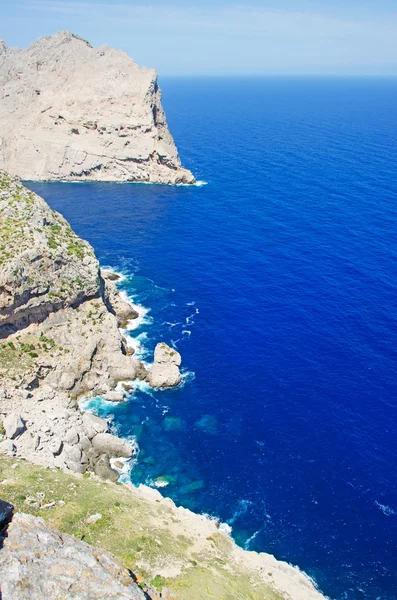 Mallorca, Balear Adaları, İspanya: Cap de Formentor, panoramik manzarasını Serra de Tramuntana dağ aralığının üst uç Akdeniz'in buluştuğu adanın kuzey ucunda — Stok fotoğraf