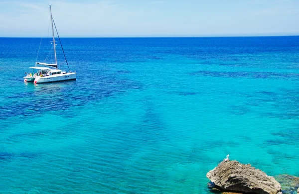 Majorque, Îles Baléares, Espagne : un catamaran dans la mer Méditerranée à Cala Torta, une plage peu fréquentée dans le nord-est de l'île — Photo