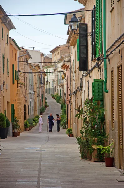 Mallorca, Islas Baleares, España: vista de una calle en el casco antiguo de Alcudia, uno de los principales centros turísticos de la isla — Foto de Stock