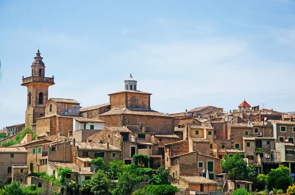 Mallorca, Baleári-szigetek, Spanyolország: panorámás kilátás nyílik a régi város Valldemossa, gubbasztott egy hegy, mintegy 20 km-re Palma de Mallorca — Stock Fotó