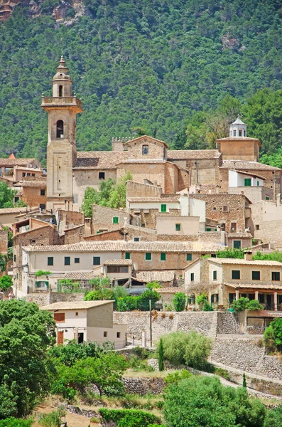 Mallorca, Baleári-szigetek, Spanyolország: panorámás kilátás nyílik a régi város Valldemossa, gubbasztott egy hegy, mintegy 20 km-re Palma de Mallorca — Stock Fotó