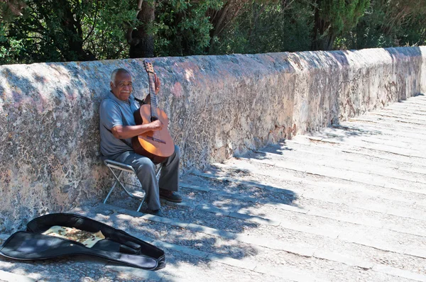 Mallorca, Balearerna, Spanien: en gitarrist spelar på 365 Golgata stegen (botten av steg) i Pollenca, stora trappan av 365 steg som leder till den lilla kyrkan av Virgen de los Angeles — Stockfoto