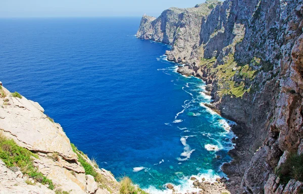 Mallorca, Balear Adaları, İspanya: panoramik kap de Formentor ve deniz feneri, Serra de Tramuntana dağ aralığının üst uç Akdeniz'in buluştuğu adanın kuzey ucunda — Stok fotoğraf