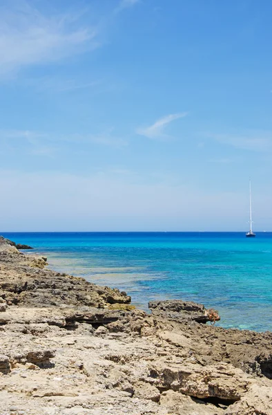 Озил, Балеарские острова, Испания: парусная лодка и средиземноморские маки на пляже Кала Тфаста — стоковое фото