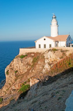 Mallorca, Balear Adaları, İspanya: Capdepera deniz feneri, sahil Punta de Capdepera, adanın en doğudaki noktası görünümünü