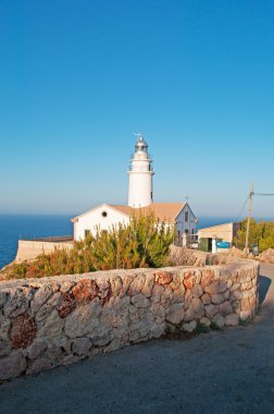 Mallorca, Balear Adaları, İspanya: Capdepera deniz feneri, sahil Punta de Capdepera, adanın en doğudaki noktası görünümünü
