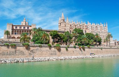Mallorca, Balear Adaları, İspanya: duvarlar, eski şehir Palma de Mallorca ile ikonik Royal Palace, La Almudaina, müstahkem Sarayı ve Katedrali, Santa Maria ve La Seu bilinen Palma, panoramik manzaralı