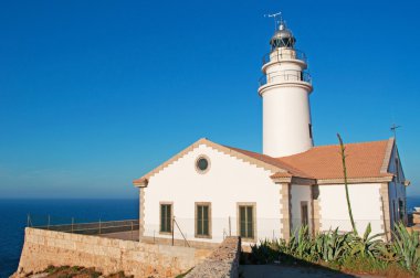 Mallorca, Balear Adaları, İspanya: Capdepera deniz feneri, sahil Punta de Capdepera, adanın en doğudaki noktası görünümünü