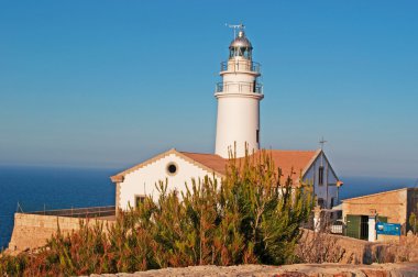 Mallorca, Balear Adaları, İspanya: Capdepera deniz feneri, sahil Punta de Capdepera, adanın en doğudaki noktası görünümünü