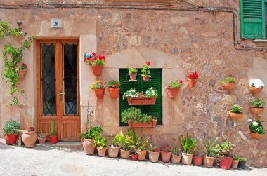 Mallorca, Balear Adaları: kırsal kasaba Valldemossa sokakta taş ev