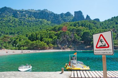 Mallorca, Balear Adaları, İspanya: Cala Tuent, Serra de Tramuntana dibinde uzak bir plaj dock