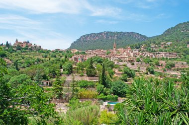 Mallorca, Balear Adaları, İspanya: panoramik dağ ve eski şehir Valldemossa, Palma de Mallorca yaklaşık 20 km, bir tepe üzerinde tünemiş