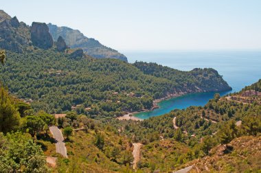 Mallorca, Balear Adaları, İspanya: dolambaçlı yol Cala Tuent, Serra de Tramuntana dibinde uzak bir plaj önde gelen