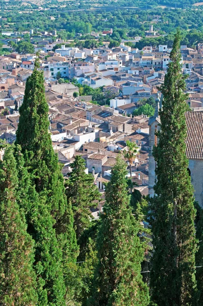 Mallorca, Baleári-szigetek, Spanyolország: panorámás kilátás nyílik a város Arta, az északkeleti, a sziget — Stock Fotó