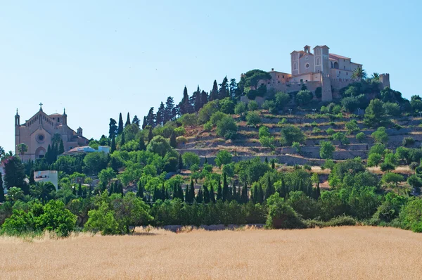 Maiorca, Isole Baleari, Spagna: la città arroccata di Arta vista attraverso un campo di grano — Foto Stock