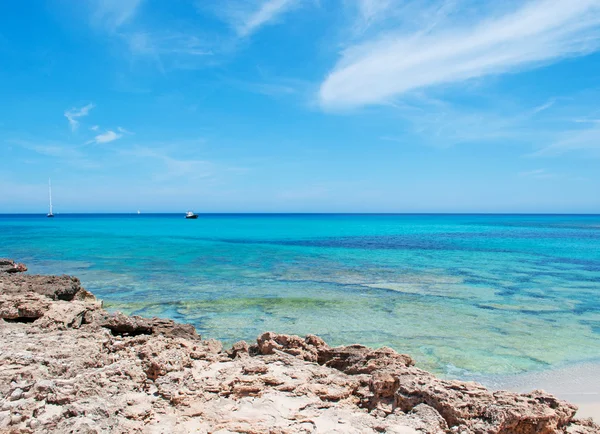 Maiorca, Ilhas Baleares, Espanha: veleiros na praia de Cala Torta, uma das praias despovoadas no nordeste da ilha — Fotografia de Stock