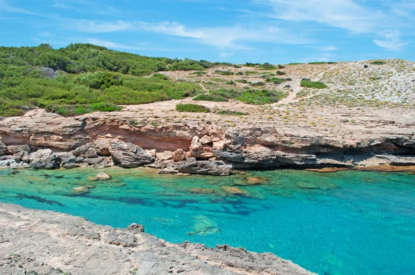 Majorka, Baleary, Hiszpania: widok Cala Estreta, zdalne i uncrowded plaży w północno-wschodniej części wyspy — Zdjęcie stockowe