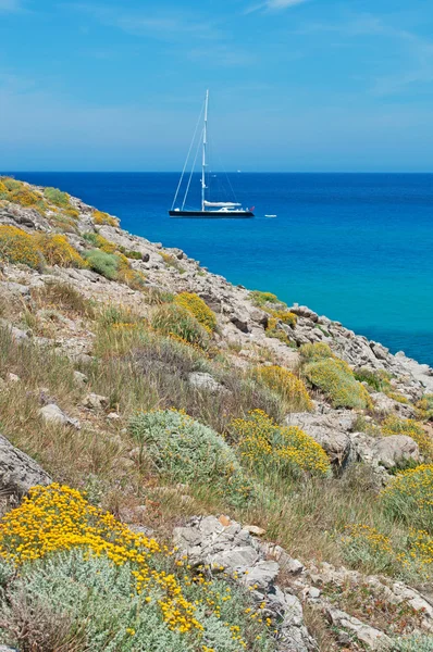 Mallorca, Balearen, Spanien: Segelboot und mediterrane Macchia am Strand von Cala Torta — Stockfoto