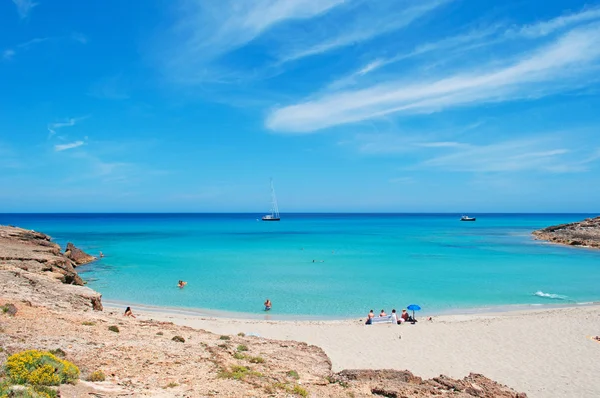 Maiorca, Isole Baleari, Spagna: vista panoramica sulla spiaggia di Cala Torta, una delle spiagge poco affollate nel nord-est dell'isola — Foto Stock
