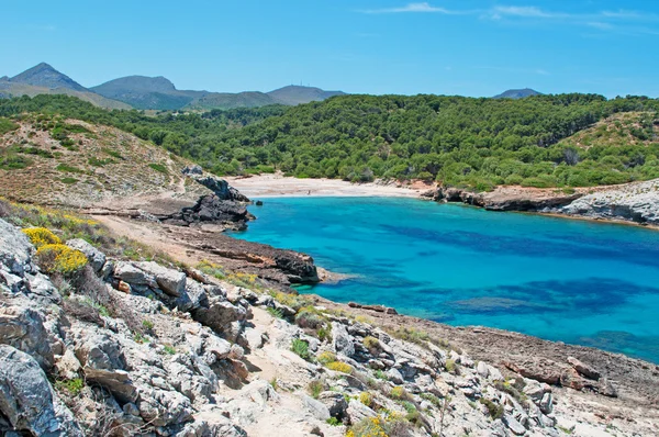 Mallorca, Baleári-szigetek, Spanyolország: Cala Estreta, egy távoli és uncrowded strand a sziget északkeleti látképe — Stock Fotó