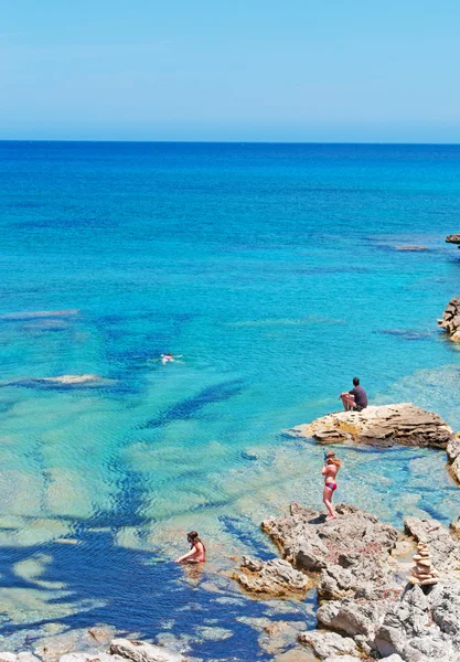 Majorka, Baleary, Hiszpania: człowiek i dwie małe dziewczynki w plaży Cala Torta, jeden z niezatłoczonych plaż w północno-wschodniej części wyspy — Zdjęcie stockowe