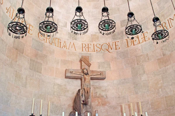 Mallorca: la escultura del Cristo crucificado con la Virgen María a sus pies sobre el altar de la Iglesia de la Virgen de los Ángeles en la cima de los 365 escalones del Calvario en Pollenca — Foto de Stock