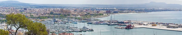 Mallorca, Baleári-szigetek, Spanyolország: panorámás kilátás nyílik a városra és a port a Palma de Mallorca látható a hegy, a Bellver-kastély — Stock Fotó