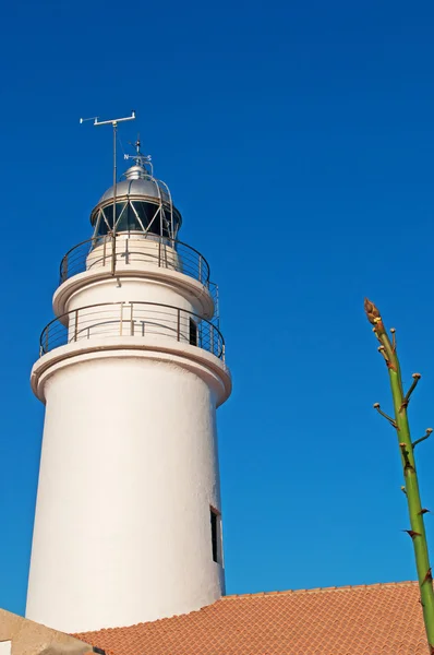 Mallorca, Balearerna, Spanien: utsikt över Capdepera fyren vid den kusten Punta de Capdepera, den östligaste punkten på ön — Stockfoto