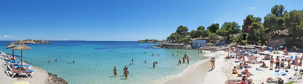 Mallorca, Baleári-szigetek, Spanyolország: egy zsúfolt strandon, a főváros, Palma de Mallorca közelében — Stock Fotó