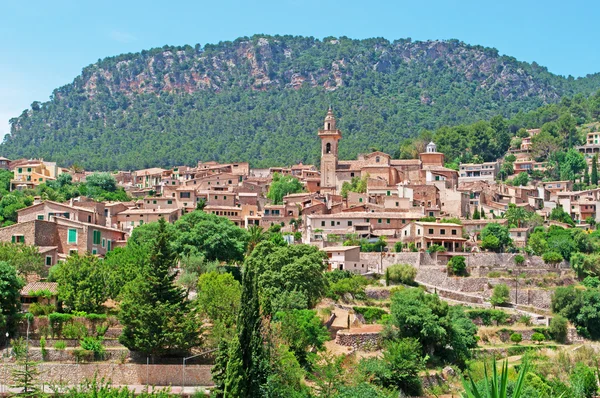 Mallorca, Baleári-szigetek, Spanyolország: panorámás kilátás nyílik a hegyre és a régi város Valldemossa, gubbasztott egy hegy, mintegy 20 km-re Palma de Mallorca — Stock Fotó