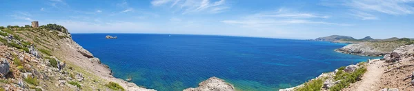 Mallorca, Balearic Islands, Spain: panoramic view of Torre des Matzoc, the old watchtower on Morro d'Albarca, with the beaches of Cala Matzoc, Cala Estreta and Cala Mitjana — Stock Photo, Image