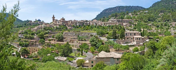 Mallorca, Baleári-szigetek, Spanyolország: panorámás kilátás nyílik a hegyre és a régi város Valldemossa, gubbasztott egy hegy, mintegy 20 km-re Palma de Mallorca — Stock Fotó