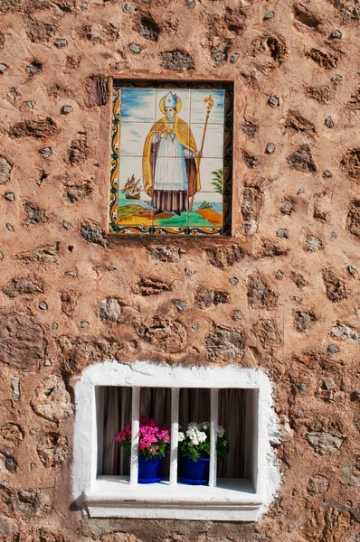 Valldemossa, mallorca, balearen, spanien: keramische Votivziegel auf den Häusern von valldemossa für santa caterina thomas, oder santa catalina, ein spanischer Ordensmann, der 1930 von Papst Pius Xi zum Heiligen erklärt wurde — Stockfoto