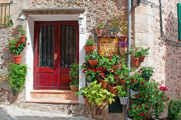 Valldemossa, Maiorca, Isole Baleari, Spagna: piastrelle di ceramica votiva sulle case di Valldemossa per Santa Caterina Thomas, o Santa Catalina, una religiosa spagnola proclamata santa nel 1930 da Papa Pio XI — Foto Stock