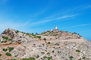 Mallorca, Balear Adaları, İspanya: Cap de Formentor deniz feneri için kayalık uçurumdaki dolambaçlı yol 