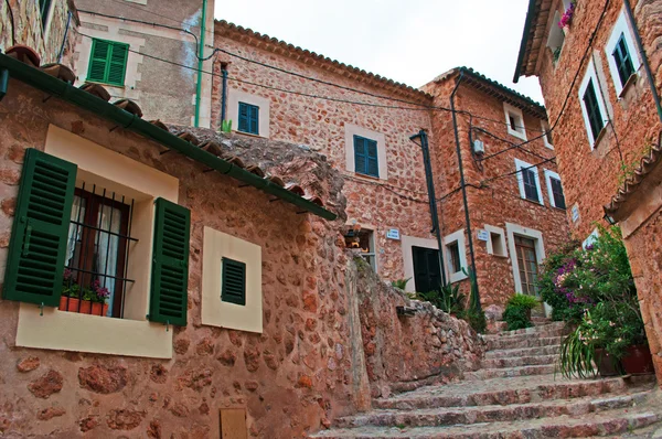 Mallorca, balearen, spanien: eine gasse im alten dorf fornalutx — Stockfoto