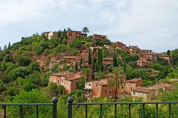 Mallorca, Balearen, Spanje: panoramisch uitzicht over de oude stad van Deia, ligt op een heuvel — Stockfoto