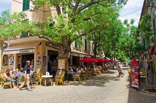 Maiorca, Ilhas Baleares, Espanha: restaurantes com mesas ao ar livre no centro da cidade velha de Valldemossa — Fotografia de Stock