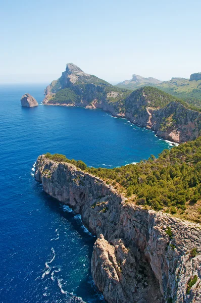 Mallorca, Balear Adaları, İspanya: Cap de Formentor, panoramik manzarasını Serra de Tramuntana dağ aralığının üst uç Akdeniz'in buluştuğu adanın kuzey ucunda — Stok fotoğraf