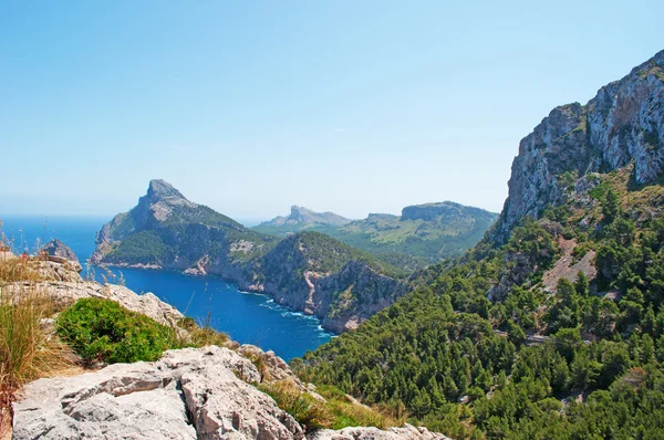 Mallorca, Balear Adaları, İspanya: Cap de Formentor, panoramik manzarasını Serra de Tramuntana dağ aralığının üst uç Akdeniz'in buluştuğu adanın kuzey ucunda — Stok fotoğraf