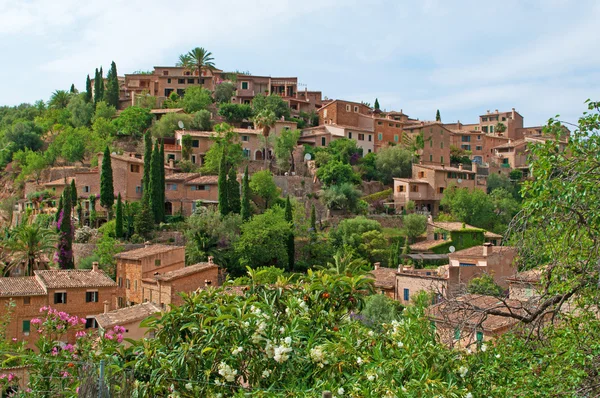 Mallorca, Baleári-szigetek, Spanyolország: panorámás kilátás nyílik a régi város Deia, gubbasztott egy hegy — Stock Fotó